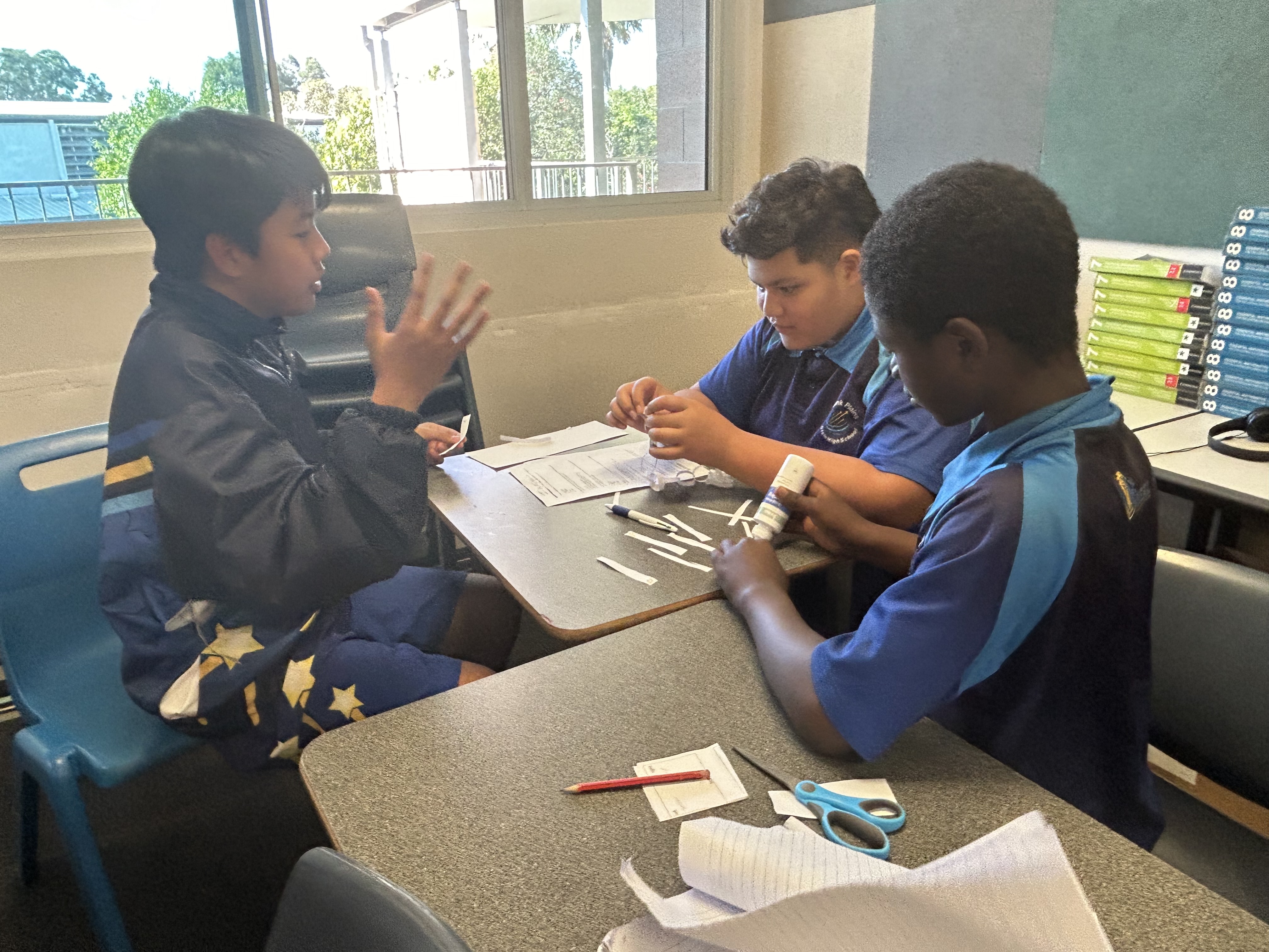 DiveInSTEAM students in a collaborative learning setting